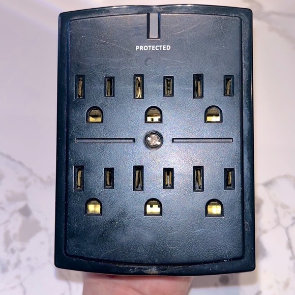 Black On-Wall Low Profile 1080J Fireproof Surge Protector 6 AC Outlets Extender. - Picture 6 of 7